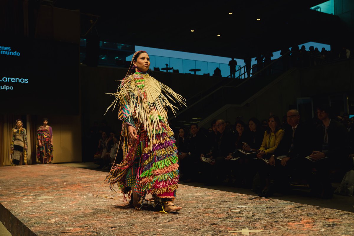 Promperu's tweet image. Su propuesta estuvo elaborada con fibra de alpaca y algodón 🦙. ¡Te mostramos los diseños que presentó! 📌 ¿Y en quiénes se inspiró? La respuesta aquí 👉 gob.pe/es/n/854688 #perumoda #modaperuana #diseñoperuano