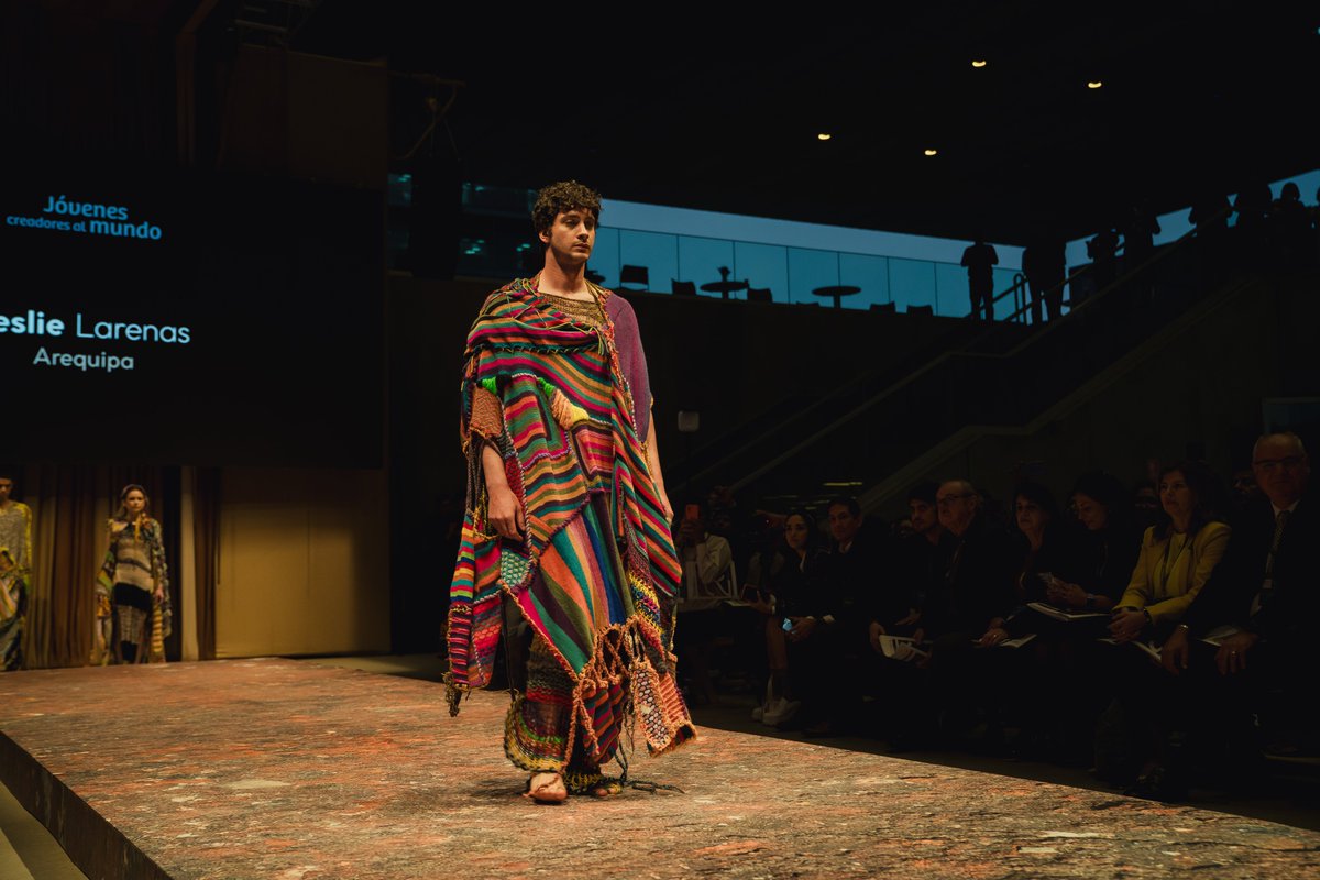 Promperu's tweet image. Su propuesta estuvo elaborada con fibra de alpaca y algodón 🦙. ¡Te mostramos los diseños que presentó! 📌 ¿Y en quiénes se inspiró? La respuesta aquí 👉 gob.pe/es/n/854688 #perumoda #modaperuana #diseñoperuano