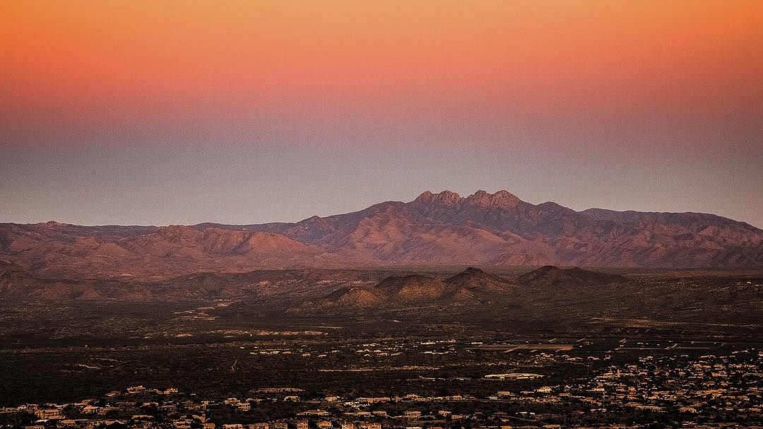 KeithWKiser's tweet image. Even Arizona sunsets are sporting Astros colors. Go ‘Stros! 🧡💙🧡💙
@astros