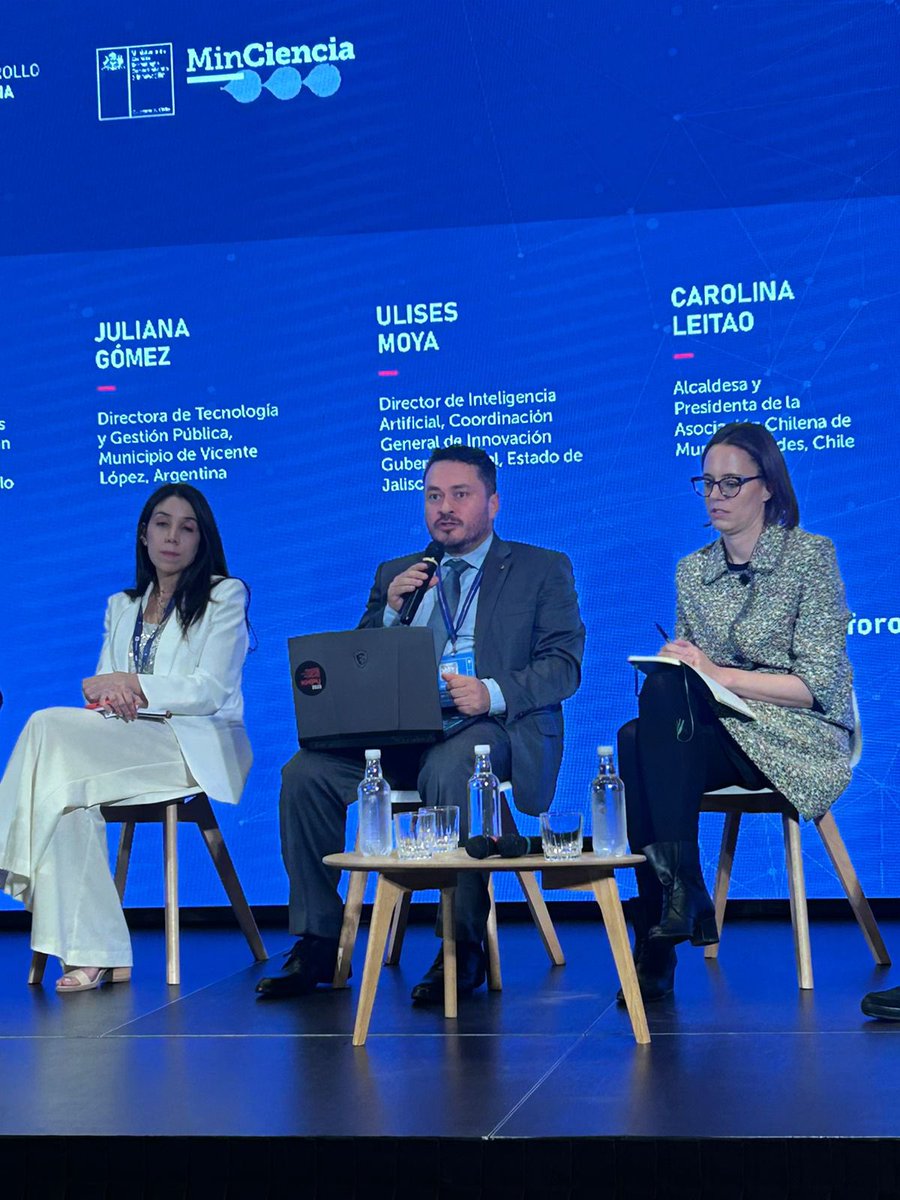 UlisesMoya12's tweet photo. Hoy estuve hablando sobre cómo implementar modelos de #IA éticos en el Foro de ética de la IA, organizado por @UNESCO_es  #CAF  y el gobierno de Chile 🇨🇱 .  Es un reconocimiento  para la coordinación @MarioArauzA https://t.co/dbqi6VGhy2