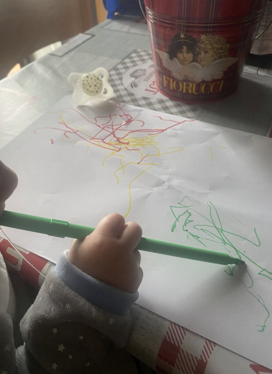 Ile_Blue's tweet photo. Le cose bellissime 🥹 il
mio piccolo artista che inizia a
manipolare i pennarelli e manca  poco ai suoi quattro mesi  💙🥰 https://t.co/wfdHeLOawT