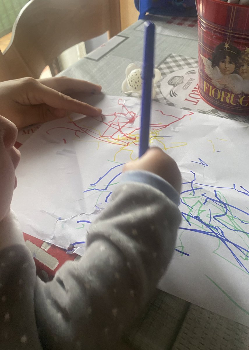 Ile_Blue's tweet photo. Le cose bellissime 🥹 il
mio piccolo artista che inizia a
manipolare i pennarelli e manca  poco ai suoi quattro mesi  💙🥰 https://t.co/wfdHeLOawT