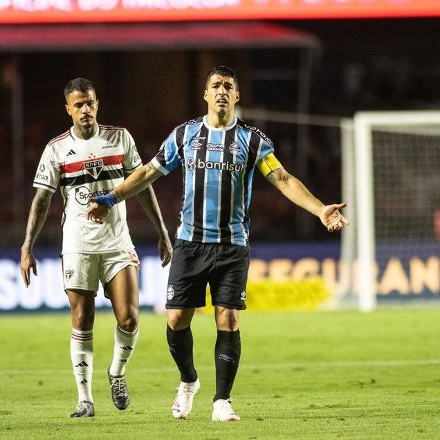 vimfalardefut's tweet photo. Grêmio enfrenta o Flamengo na quinta-feira:

- Sem Luís Suárez
- Com laterais lesionados
- Vive um momento péssimo
- Flamengo com um crescimento abrupto
- Outra goleada... ⌛ https://t.co/NNFiZepqEd