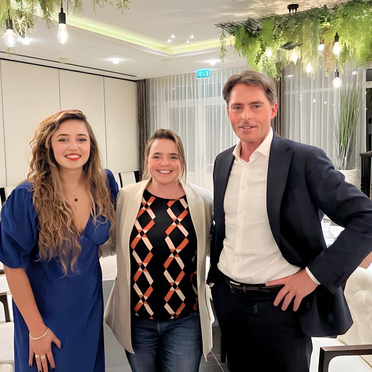eastherhoumes's tweet photo. 17 - 2 - 23: ik, Eline & Paul op een rij! 🦪 Wij mochten als lokale kandidaten onze motivatie toelichten om de Kamer in te gaan.
#cda #zeeland #bruinisse #mosselen #aquatriton #mossel #oester #sector #visserij #grevelingen https://t.co/WLB7b4XsqQ