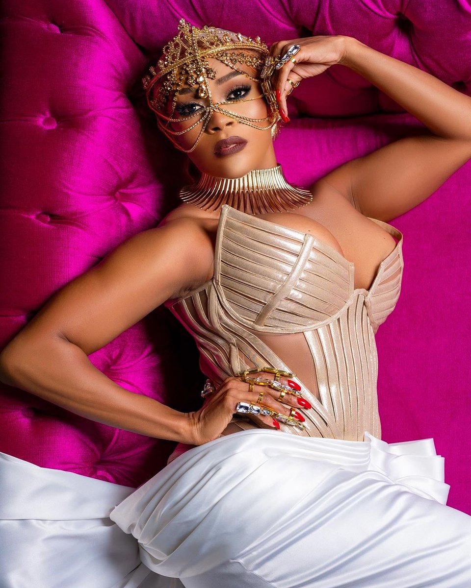 styleebony1's tweet photo. Personalidade sul-africana Thembi Seete, deslumbrante com o look único e criativo https://t.co/dpGXFzUPye Thembi Seete em um look de design inspirado em vaso de flores causou um frenesi no Instagram em seu último post de moda... https://t.co/ihoaQNAUds