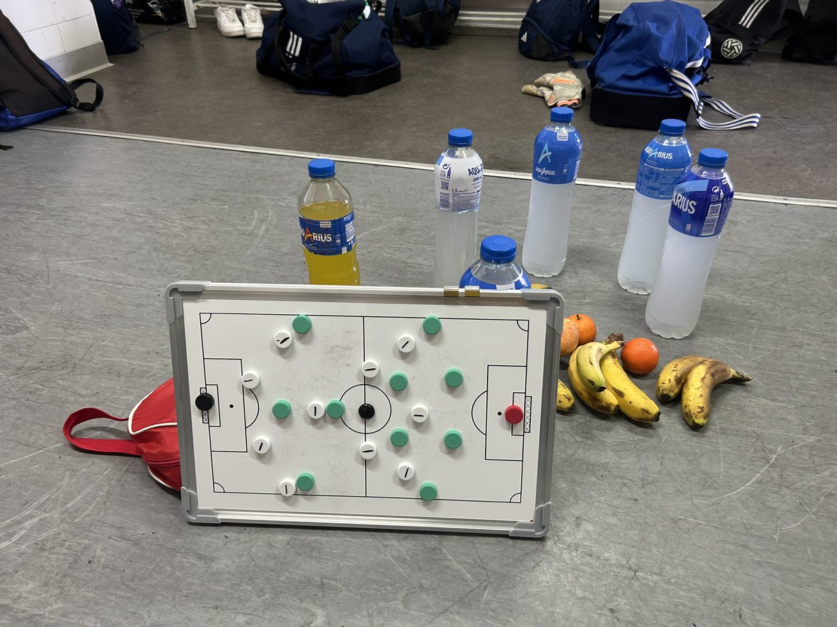 Uno de los mejores momentos del
Entrenador. Vestuario en silencio mientras tu equipo calienta… sensaciones, pensamientos, ganas del inicio… mi momento ⚽️⚽️