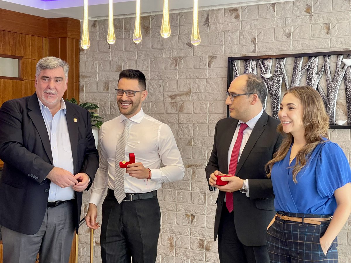 GoberLoja's tweet photo. 🏭| #Loja 

Gobernador, @EduardoPunin junto @PazJervis, presidenta ejecutiva de @CamaraCIP y miembros de @CamaraLoja mantienen reunión con el objetivo de analizar temas de interés del sector productivo a nivel nacional y local.  
Además, presentaron a los nuevos socios del gremio https://t.co/yKxFAhf3Hy