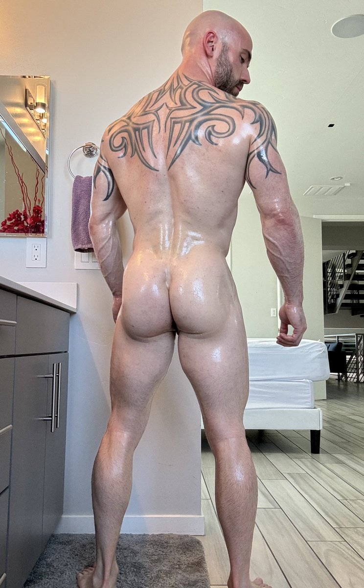 Aftermath of my most recent oil scene, it’s a pain in the ass to wash off but… I mean 👀 Much, much more here ➡️ Allmylinks.com/dannysteele