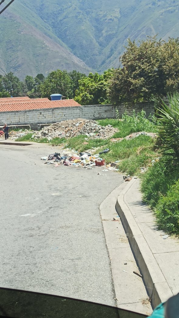MeridaPropone's tweet photo. #23oct | Vecinos de varios sectores en #Ejido siguen esperando por el servicio de aseo urbano. Las vías están llenas de desechos, que se observan a plena vista.
#Meridapropone #aseourbano #ejido https://t.co/4vLGnIC7sH