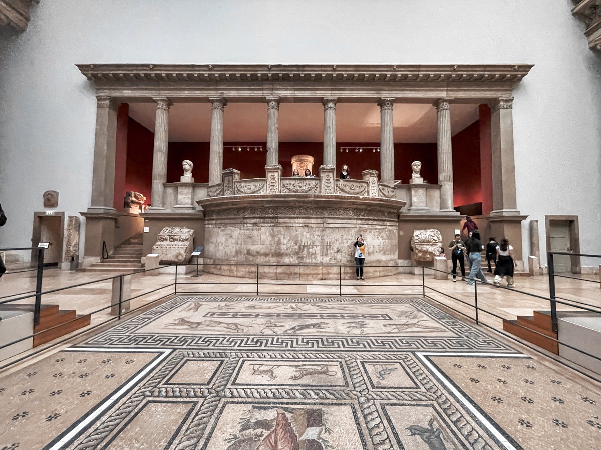 DanGamboaB's tweet photo. Bienvenidos a las Colecciones Antiguas.
Puerta del Mercado de Mileto. 

Durante las excavaciones en Mileto desde 1899 hasta 1911, se le presentó al emperador Guillermo II las posibles reconstrucciones y quedó tan impresionado que ordenó reconstruirlo como "telón de teatro" aquí. https://t.co/PZwz900Gmd