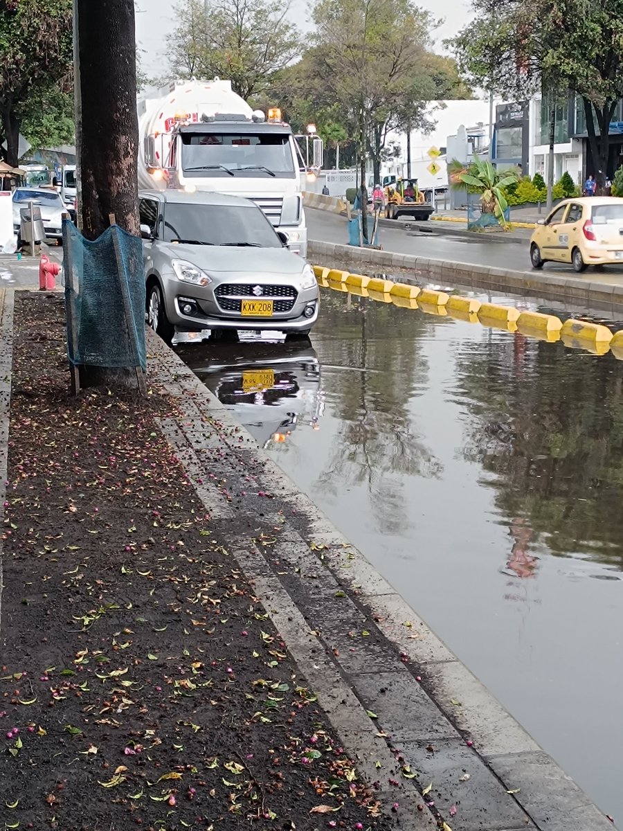 AuraCecii's tweet photo. @TransitoBta este carro está trancado la entrada a la calle 116 desde la boyacá y está generando un trancón horrible. Mi hijo viene en ruta escolar y no puede llegar https://t.co/cUAOE7976J
