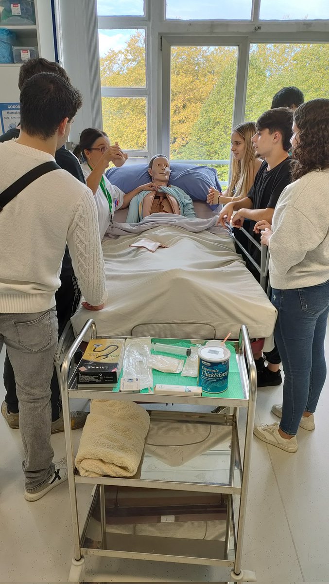 KIMIKA_DonBosco's tweet photo. Alumnado de 2° #FabProdFarmaBio ha estado en @easogizarte conociendo los usuarios y sus dificultades para tomar #medicamentos. Ahora es nuestro turno:¿qué ff sólidas fabricaremos para que el cumplimiento terapéutico sea adecuado? ¡Empieza el reto! Gracias al alumnado de #arreta! https://t.co/l7nqriud3s