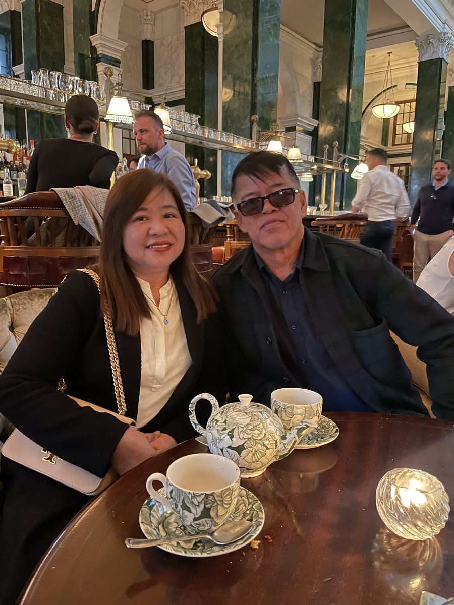 jieneth026's tweet photo. Missing mum and dad. #wheninlondon https://t.co/5jQOHbtTDa