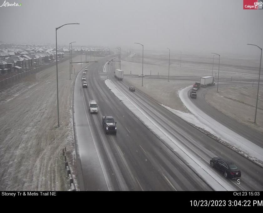 1Weathercanada's tweet image. The snow is beginning to accumulate on the roads in parts of Calgary. Be mindful when driving on the roads, especially if you don’t have your winter tires on. #ABstorm #ABwx