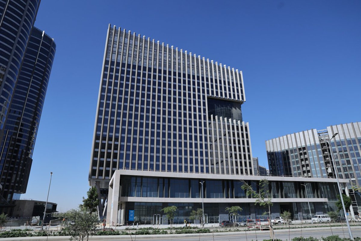 CSCEC_EGYPT's tweet photo. The C05 building of CSCEC Egypt’s New Administrative Capital CBD Project adopts a trapezoid design, that gradually ascends from east to west, presenting a simple and grand exterior. ✨📸#CSCEC #Egypt #CBD #Project #Construction #C05 https://t.co/B4dt9lVKOO
