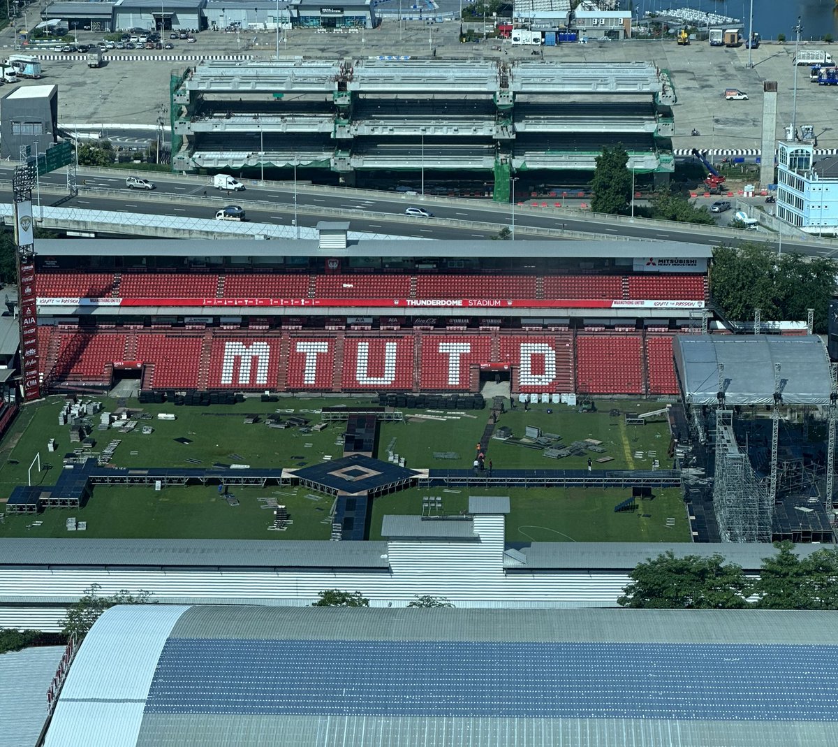 แค่เห็นเวที ก็ตื่นเต้นแล้ว 
 #BamBamAREA52inBKK