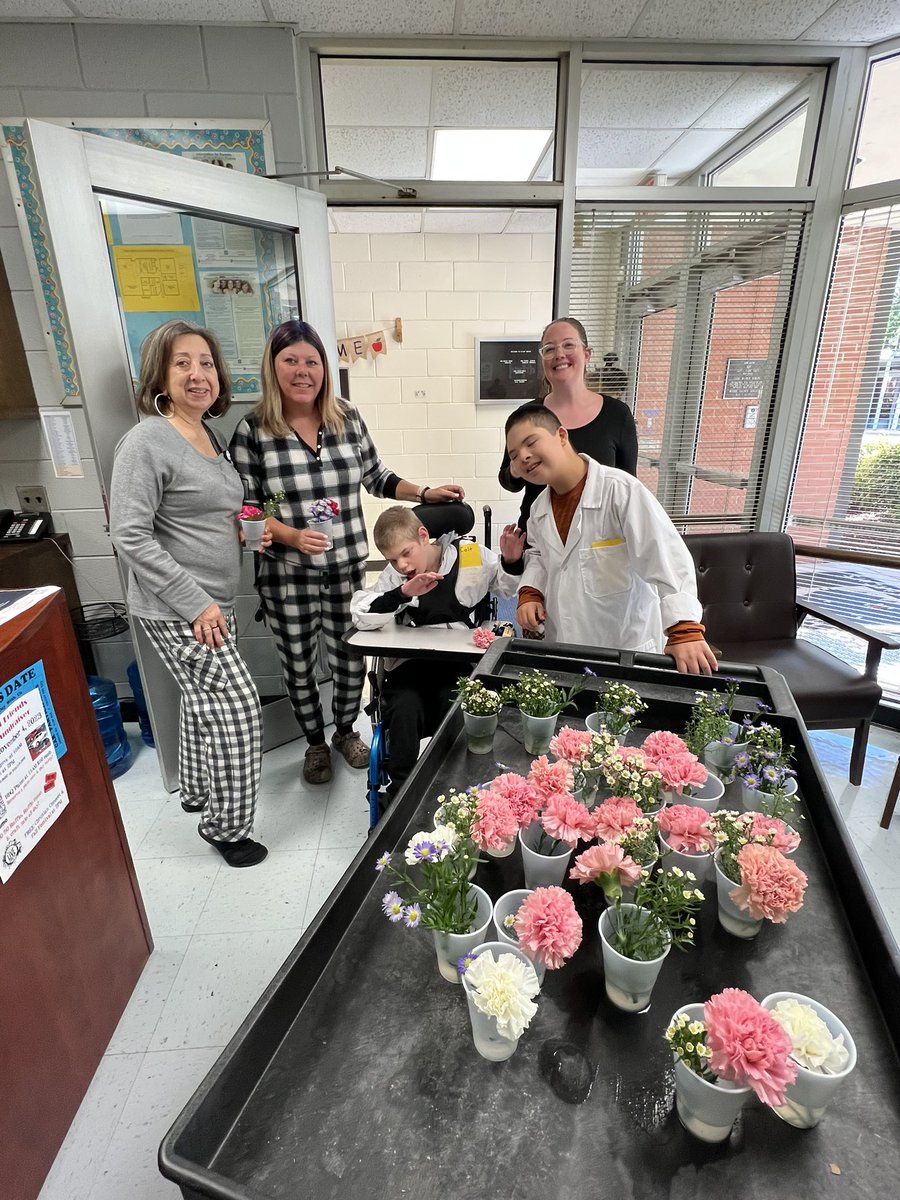 elaina_aponte's tweet photo. So grateful for a donation of flowers from a generous florist so our students could make floral arrangements for the staff at Elise Middle School. Our Blooming Bearcat Buddies took their job seriously and with pride.
#unityblooms
#loveourschoolcommunity
ππ€ππ€ https://t.co/EwidqEglBQ