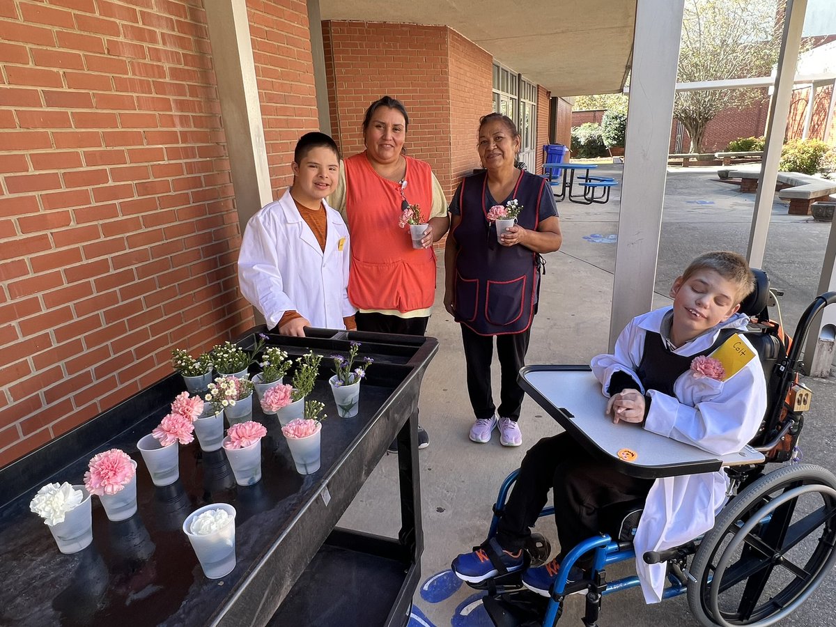 So grateful for a donation of flowers from a generous florist so our students could make floral arrangements for the staff at Elise Middle School. Our Blooming Bearcat Buddies took their job seriously and with pride. 

#unityblooms
#loveourschoolcommunity
💙🤍💙🤍