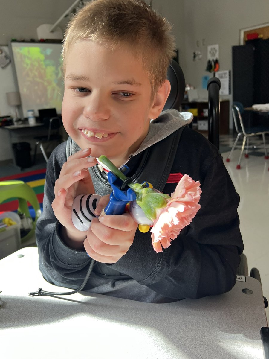 elaina_aponte's tweet photo. So grateful for a donation of flowers from a generous florist so our students could make floral arrangements for the staff at Elise Middle School. Our Blooming Bearcat Buddies took their job seriously and with pride.
#unityblooms
#loveourschoolcommunity
ππ€ππ€ https://t.co/EwidqEglBQ