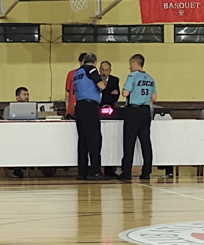 Este es el producto que quiere cuidar la <a href="/LigaNacional/">La Liga</a>  ? Con tal de ir en contra de sus trabajadores, son capaces de todo. Dos árbitros en la <a href="/LigaARGbasquet/">La Liga Argentina</a>  , retrocediendo varios años. <a href="/ATEBARAbasquet/">ATEBARA Básquet</a> <a href="/AdJugadores/">Asoc. de Jugadores</a> <a href="/ucubasquet/">Uno Contra Uno 🏀 #UCUPlay</a> <a href="/basquetplus/">basquetplus</a> <a href="/aprebaok/">APREBAok</a>