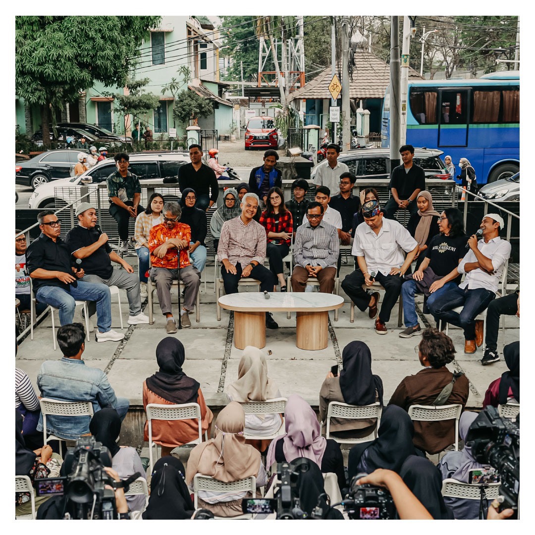 narkosun's tweet photo. Foto yg keren ini. ❤️

Pasangan Ganjar-Mahfud bersama artis dan budayawan ngobrol seru.

Pendukung Ganjar-Mahfud mana suaranyaaa? RT keras! https://t.co/GCdx7qGpkJ