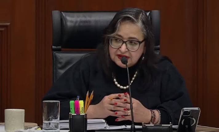 Juan_OrtizMX's tweet photo. Jugada maestra de Norma Piña.

Morena la retó a debatir sobre los fideicomisos judiciales.

La Ministra Presidenta aceptó.

Morena no lo esperaba, titubearon y dijeron que “nunca” la invitaron.

Ahora Norma Piña aprovecha para decir que no hay condiciones para asistir mañana al Senado, pero deja la puerta abierta.

Y así los legisladores de Morena quedan exhibidos como antidemócratas, desorganizados y hasta cobardes.