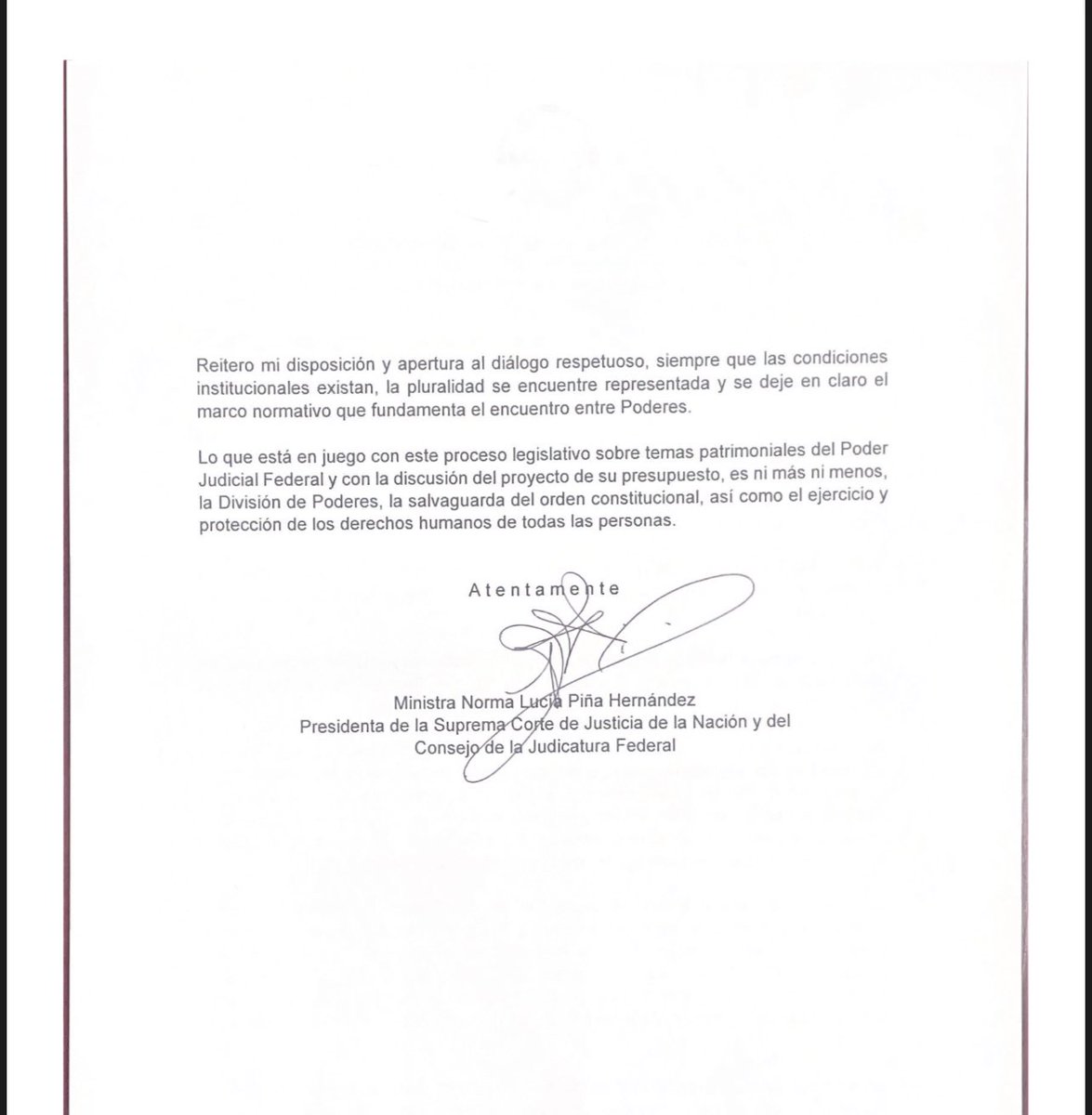 Juan_OrtizMX's tweet photo. Jugada maestra de Norma Piña.

Morena la retó a debatir sobre los fideicomisos judiciales.

La Ministra Presidenta aceptó.

Morena no lo esperaba, titubearon y dijeron que “nunca” la invitaron.

Ahora Norma Piña aprovecha para decir que no hay condiciones para asistir mañana al Senado, pero deja la puerta abierta.

Y así los legisladores de Morena quedan exhibidos como antidemócratas, desorganizados y hasta cobardes.