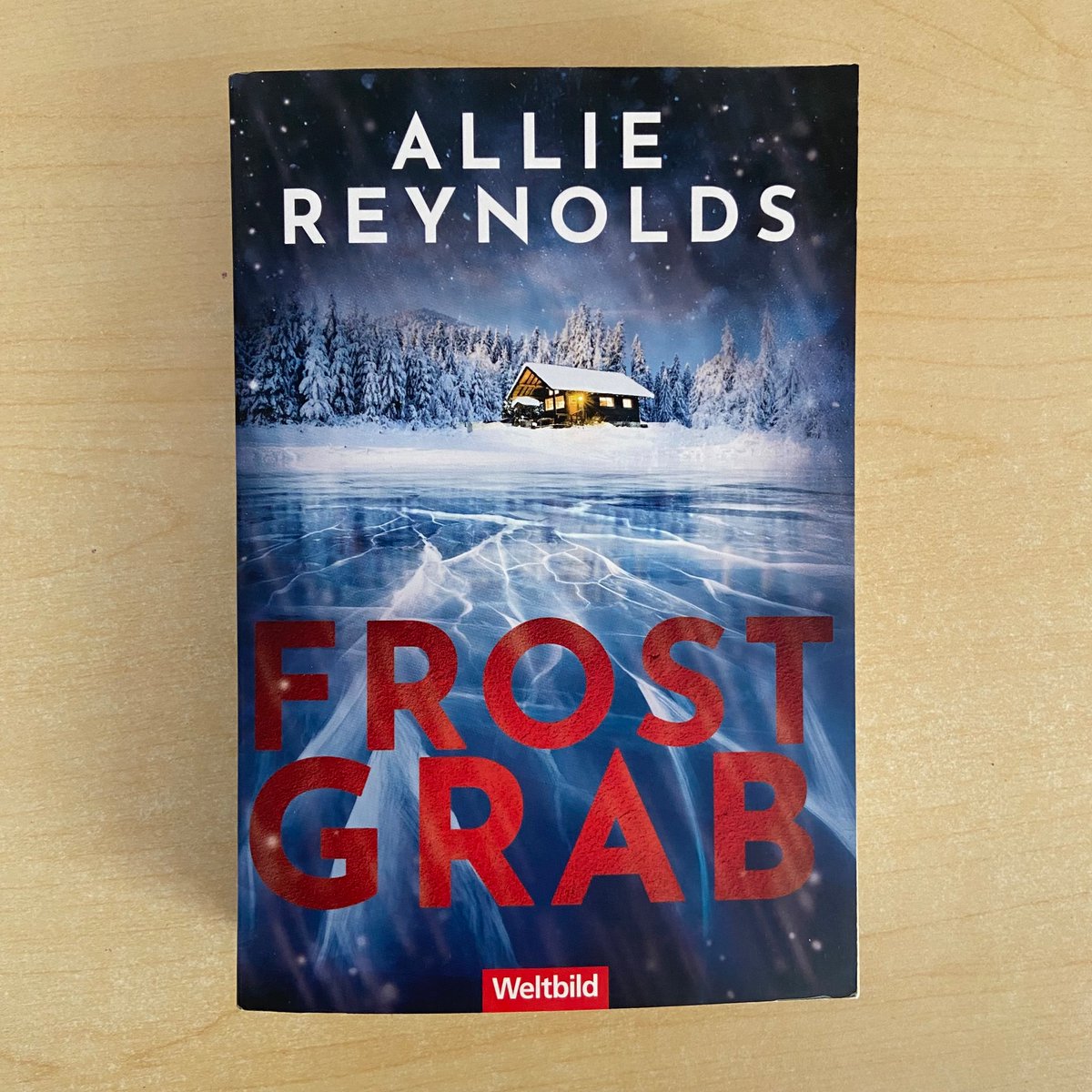 Exciting delivery today: the mass market German edition of my thriller Shiver. The title #FrostGrab translates as icy tomb🥶 Huge thanks to my German publisher @HarperCollinsDE.