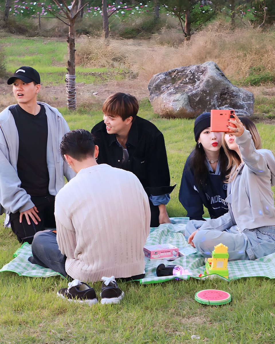 Please welcome our fantastic five: ASHLEY, BM, JAMIE, JUNNY, and PENIEL ⭐️

Who guessed them all correctly? 🤩

The first part of their day trip journey will premiere live on 10/30 at 6pm PT // 10/31 at 10am KST on the DIVE Studios YouTube Channel! 

<a href="/_bigmatthewww/">BM</a> <a href="/jiminpark07/">JIMINxJAMIE</a>