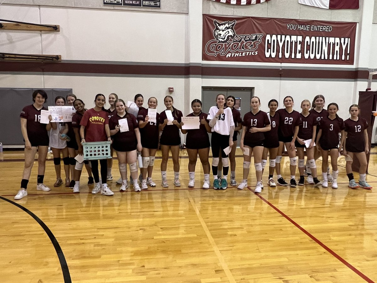 ulatoskiJPE's tweet photo. Last game for these 8th grade volleyballers ♥️🖤🩶 @Abyoung22 celebrated their commitment to the team & their parents for supporting them this season. We also had a stellar Star Spangled Banner performance! #1Wiley #1LISD https://t.co/TICKFPFaOn