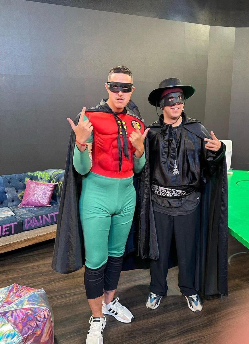 SRfranketooo's tweet photo. Robin, El Zorro y el Sapo Pepe https://t.co/LibznAb7CC