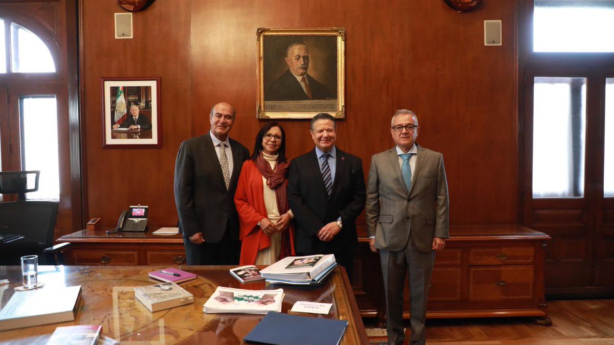 natycastrejonv's tweet photo. En #Hidalgo queremos que niñas, niños, adolescentes y jóvenes desarrollen su máximo potencial a través de la educación. 

Acompañé al gobernador @juliomenchaca_ a la reunión con la titular de la @SEP_mx la Mta @Letamaya y el Oficial Mayor Lic #OscarFlores con quien trabajamos en conjunto para fortalecer la educación en #Hidalgo y proporcionar herramientas que promuevan un aprendizaje de calidad.

#PrimeroLaEducación 
#ConEducaciónHayTransformación
#NatyCastrejón