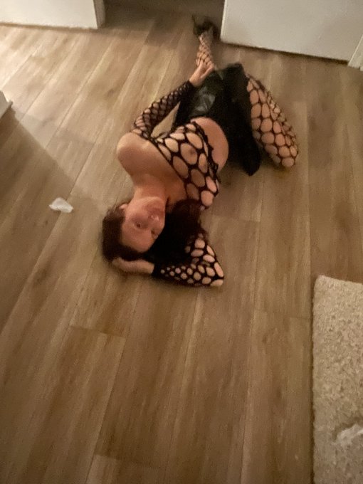 Just trying on my new outfits.. was feeling myself so had my hairdresser take some pics!! https://t.<a href="/tag/redhead"class="tags"><span>#redhead</span></a><a href="/tag/glasses"class="tags"><span>#glasses</span></a><a href="/tag/happyeaster"class="tags"><span>#happyeaster</span></a>