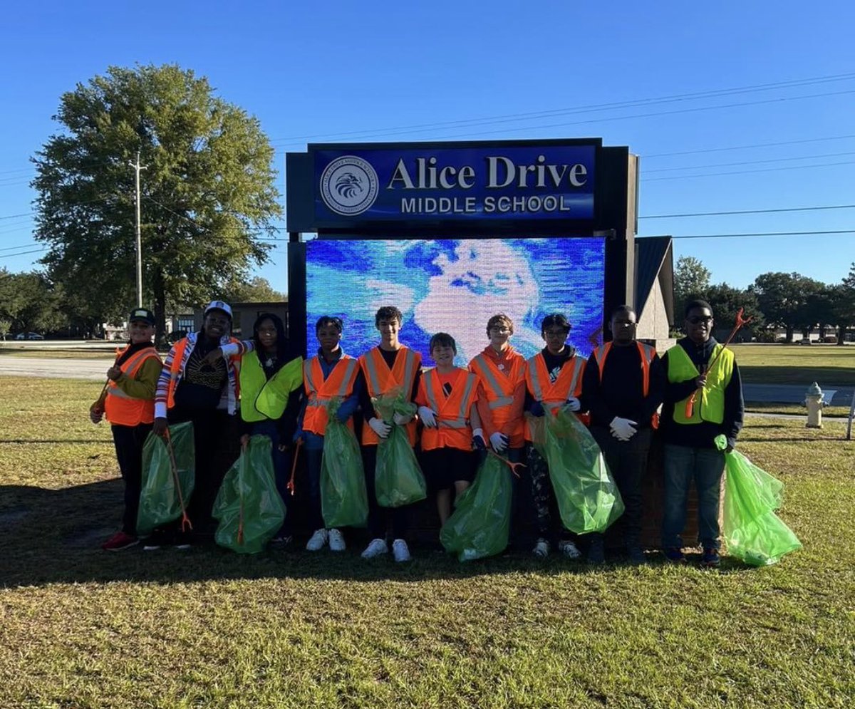 ADM_Principal's tweet photo. Thanks ADMS NJHS for keeping Sumter beautiful by participating in the community wide trash pick-up. 
#ADMHawksRise #SSDShiningStars https://t.co/QpyPvwWrjy