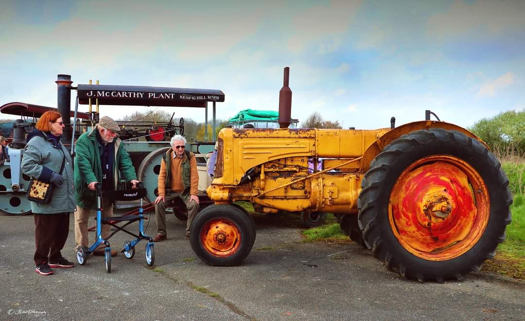HellieMel's tweet photo. Vintage Tractor 
#vintagestyle 
#streetstyle
#crankup
#vintagevehicles
#restoration
@HellieMel https://t.co/Yk2UVL6mBw
