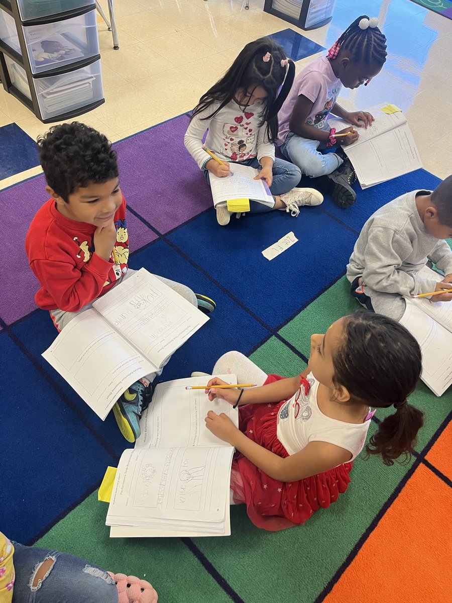 SterlingElemen1's tweet photo. These kindergarteners were so engaged while they interviewed each other about the toys they prefer! 🗣️ Look at these rockstars referring to their notes and graphic organizers! 📝👀 @ELeducation @CharMeckSchools #kindergarten #Module1 #sterlingpride🐯 #chinupcrownon👑 https://t.co/d21fRXIHKE