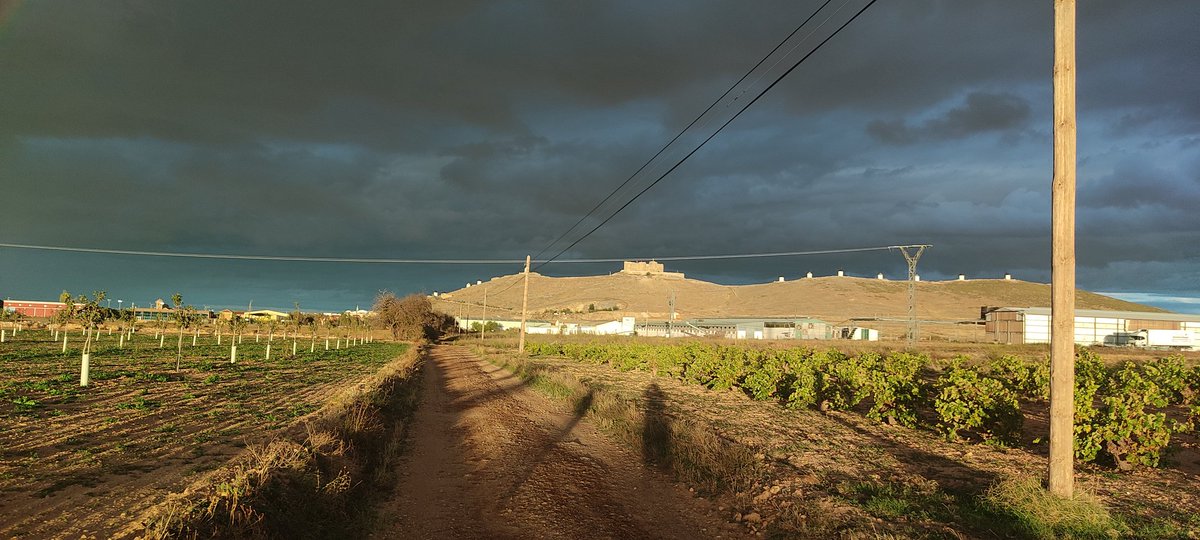 ManuAboy's tweet photo. @InformaCosmos Consuegra, Toledo (España) tarde de octubre https://t.co/mLuqP8bR4s