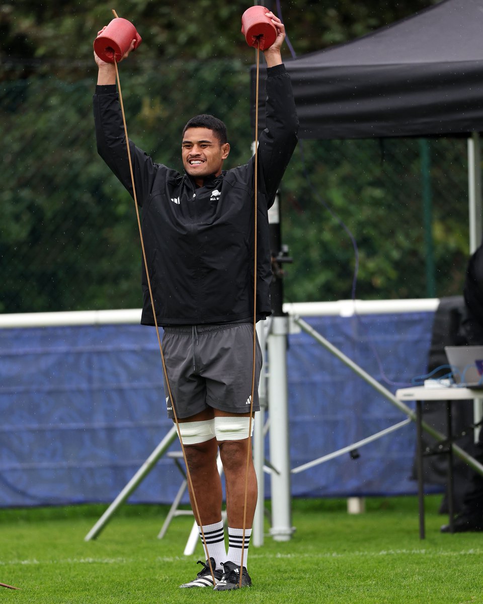 AllBlacks's tweet photo. Rain, hail or shine ☔️

#AllBlacks https://t.co/T2Tt3ABdID