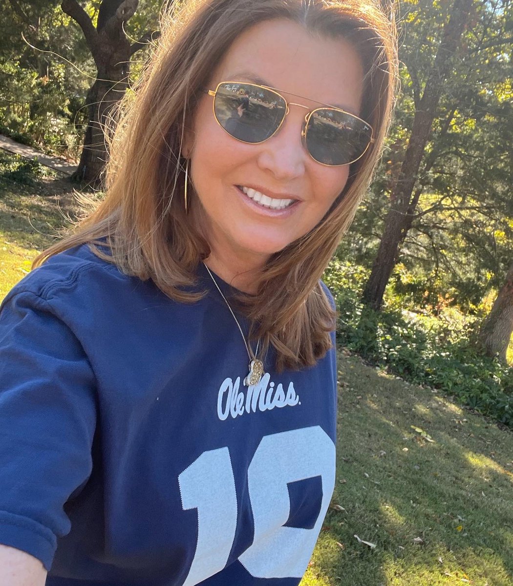 Oh this past weekend! Great to have my girl home w/a friend from @olemiss & spend ❤️ time together. Perfect weather, great food, such special memories & a big @OleMissFB W. Speaking of…buy this Dayton Wade jersey & support this unbelievable WALK ON (🤯🤬 don’t get me started).…