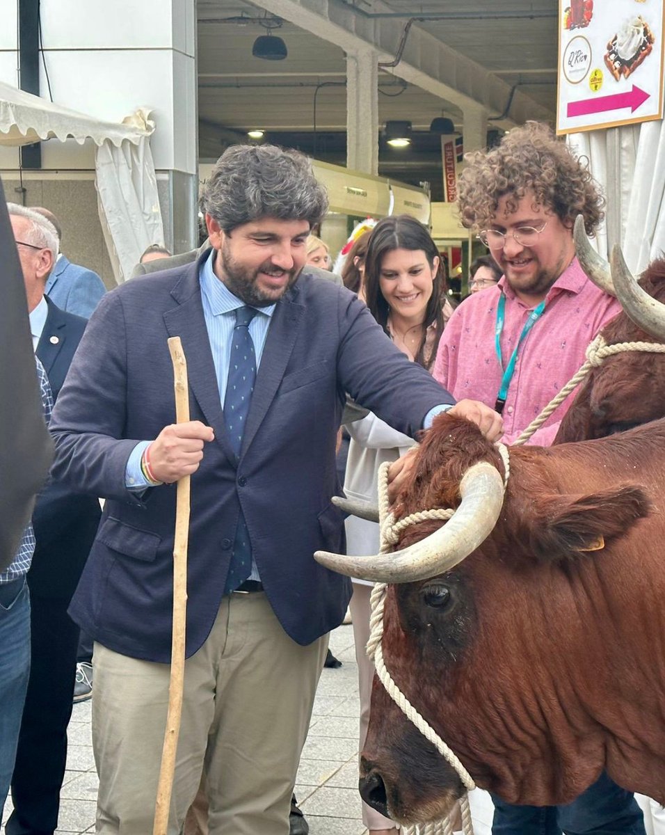 james_disi's tweet photo. @LopezMirasF @SEPORLorca Hacia tiempo que no visitaba a los suyos, por eso les da tanto cariño PRRRR TUBA PRRRR TUBA https://t.co/b0ZvUXqE5K