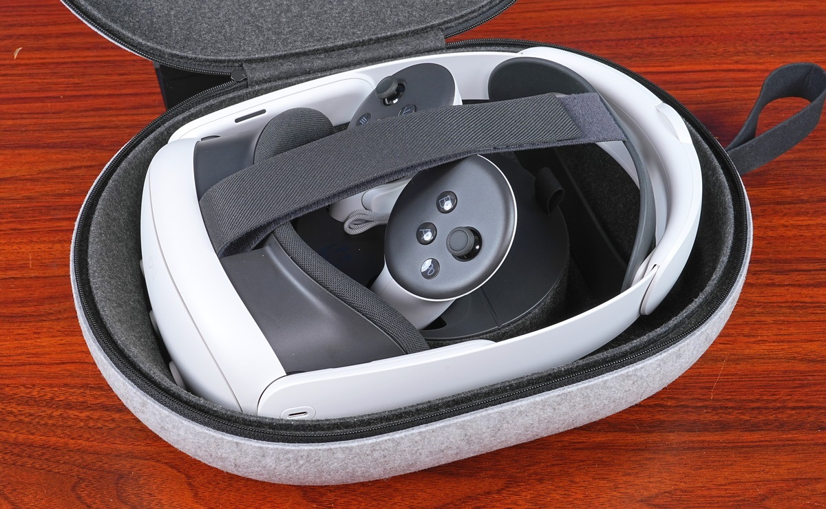 VR HMD本体と専用コントローラーに加えて、Eliteストラップ装着でも 