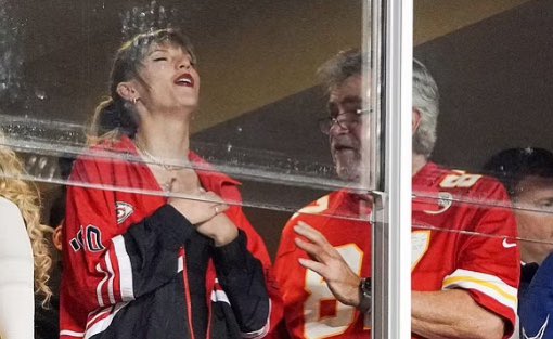 updateswiftbr's tweet photo. Ed Kelce, pai de Travis Kelce, falou sobre Taylor Swift! 🥹

— "Vou contar algo muito especial que notei sobre Taylor na primeira vez que a conheci. Estávamos sentados no camarote, ela se levantou para tomar uma bebida e começou a pegar garrafas vazias, latas, pratos que estavam espalhados. Porque nos camarotes todo mundo pega coisas e você as esvazia sempre que pode. E só estou pensando, não acho que ela recebeu o estereótipo de diva. Ela não tem características de uma cantora mimada. E isso realmente para mim disse muito. Ela é muito inteligente".