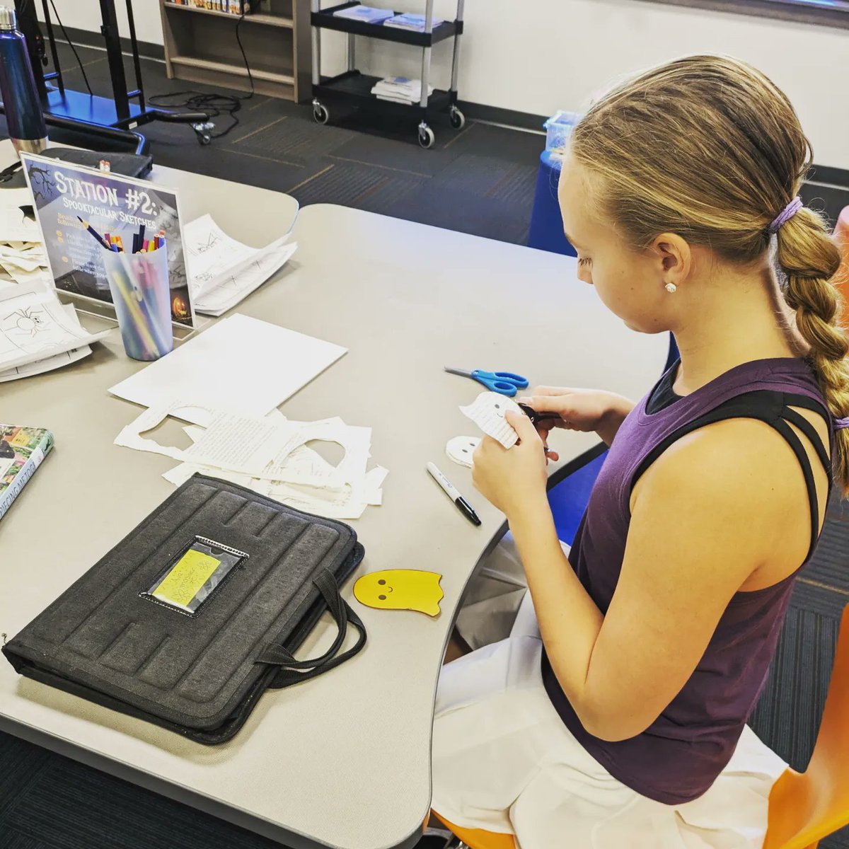 LibraryNpms's tweet image. I love our Library Den Time group! We made book paper ghost banners this week, and the results were spooktacular! 👻📚📖 #npmsgrizzlies #grizzliesread #wsdlibraries