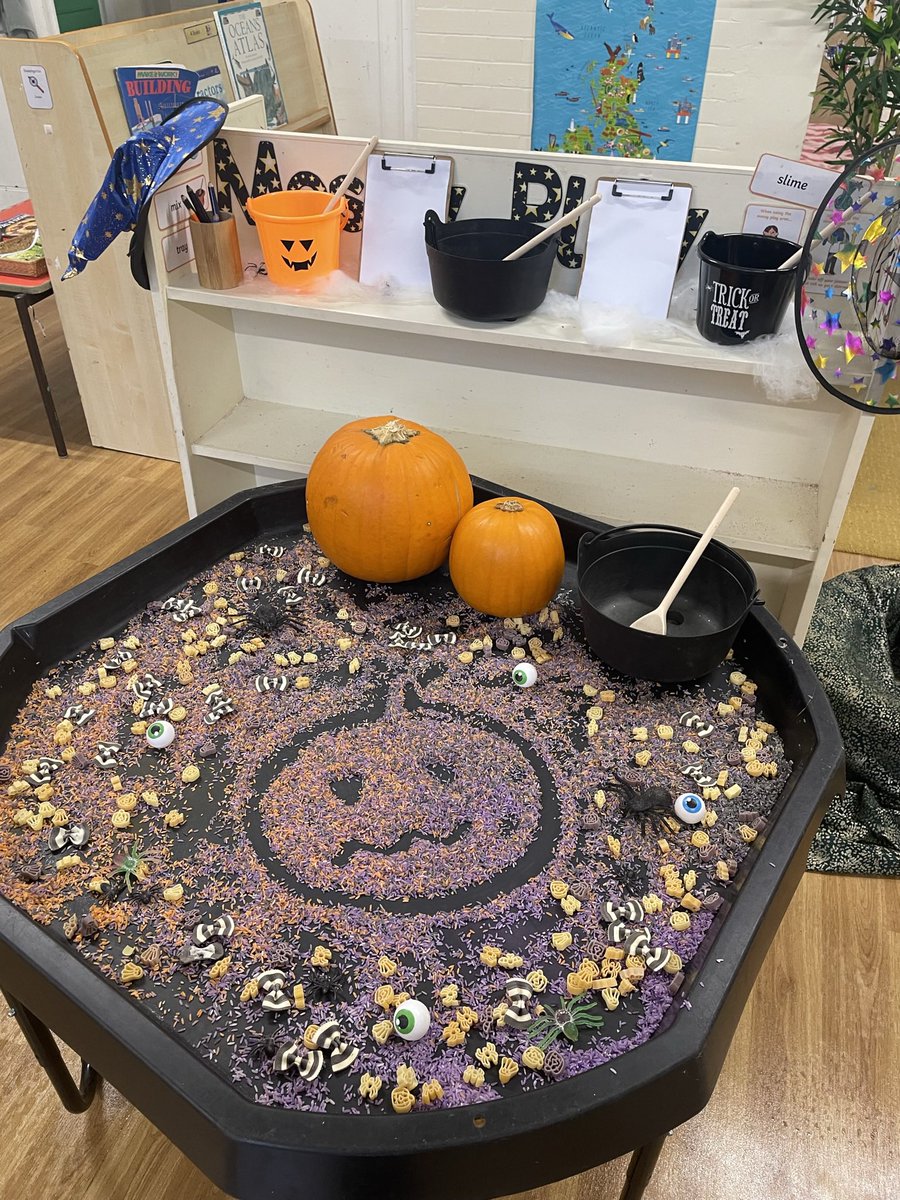 We have been super lucky to receive donations of pumpkins, including from the CoOp. Mr McQuade came to see us using the pumpkins in our outdoor classroom 🎃We have been making pumpkin pies outside and inside we have been creating magical spells.🎃 @CoopHaxby <a href="/coopuk/">Co-op</a> <a href="/HaxbyRoad/">Haxby Road Academy</a>