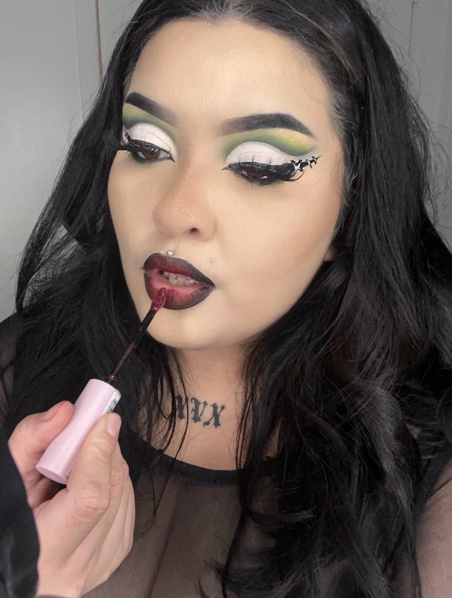 danielle_xvx's tweet photo. 𝕾𝖍𝖊’𝖘 𝖒𝖞 𝖌𝖗𝖆𝖛𝖊𝖞𝖆𝖗𝖉 𝖇𝖆𝖇𝖞 💚🕸

Some bride of Frankenstein inspired eye makeup. Had so much fun with this! https://t.co/1XQzZ7wQ3y