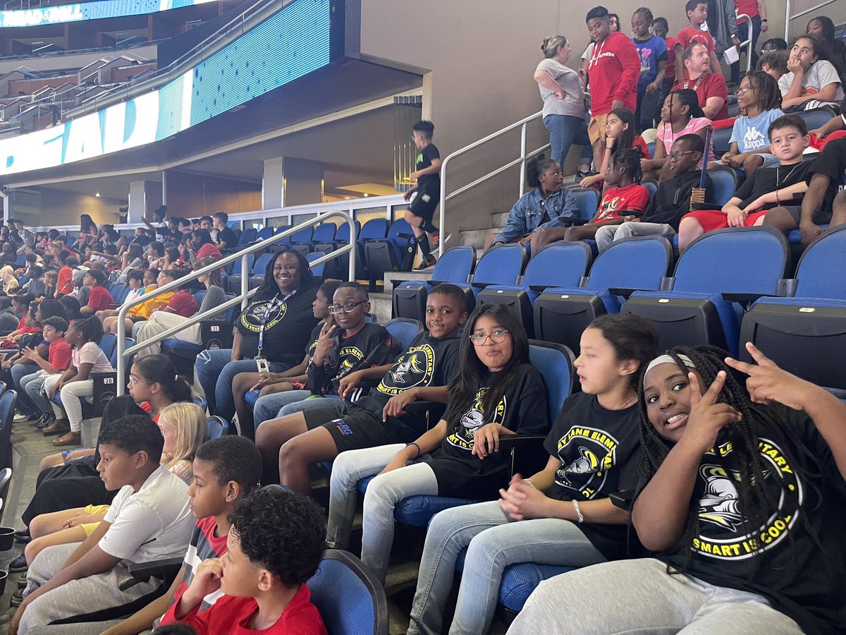 IveyLaneocps's tweet photo. Fourth grade having fun at the Amway for the #pickreadroll https://t.co/zZHjQe038F
