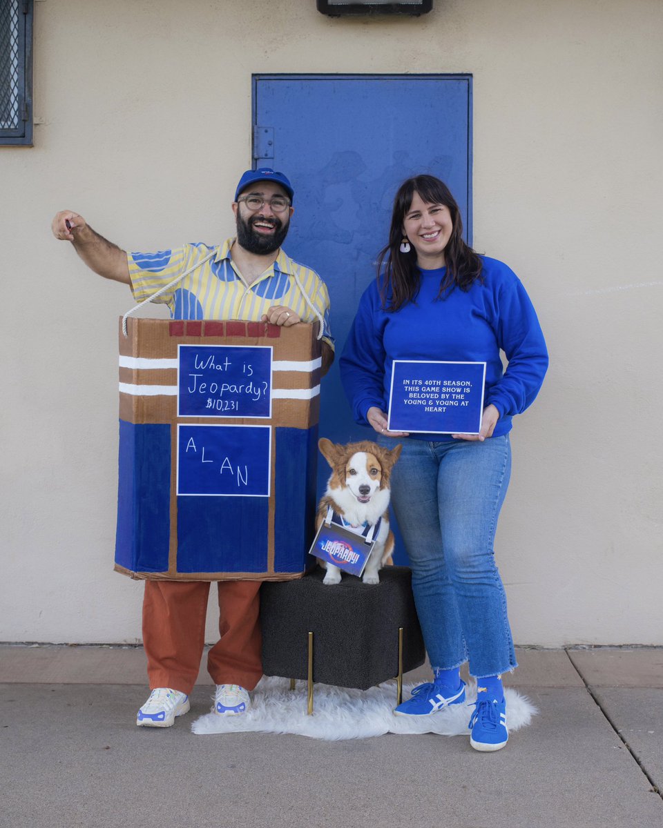 MoniqueTheGeek's tweet photo. @Jeopardy @KenJennings what is cutest family costume? #kenjennings https://t.co/L4ICR9Y0Y4