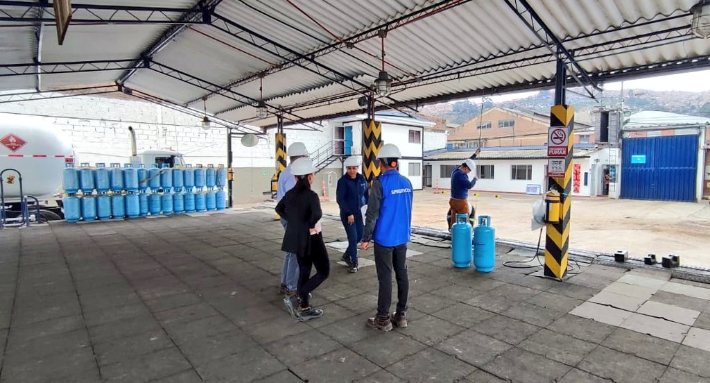 Superservicios's tweet photo. ¡En #Soacha!
Realizamos inspección a la planta de envasado operada por #RAYOGAS para identificar las condiciones de la prestación del servicio de Gas Licuado de Petróleo (GLP) en el municipio.
Esta labor estuvo a cargo de nuestra Dir. Técnica de Gestión de Gas Combustible. https://t.co/TnudmOCZhp