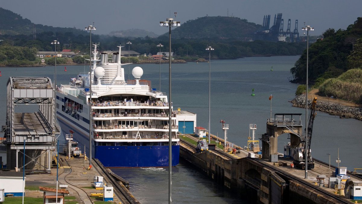 A monumental day transiting the Panama Canal! Engineering marvel meets stunning scenery. #PanamaCanalCrossing #EpicTransit buff.ly/3RRj4SS