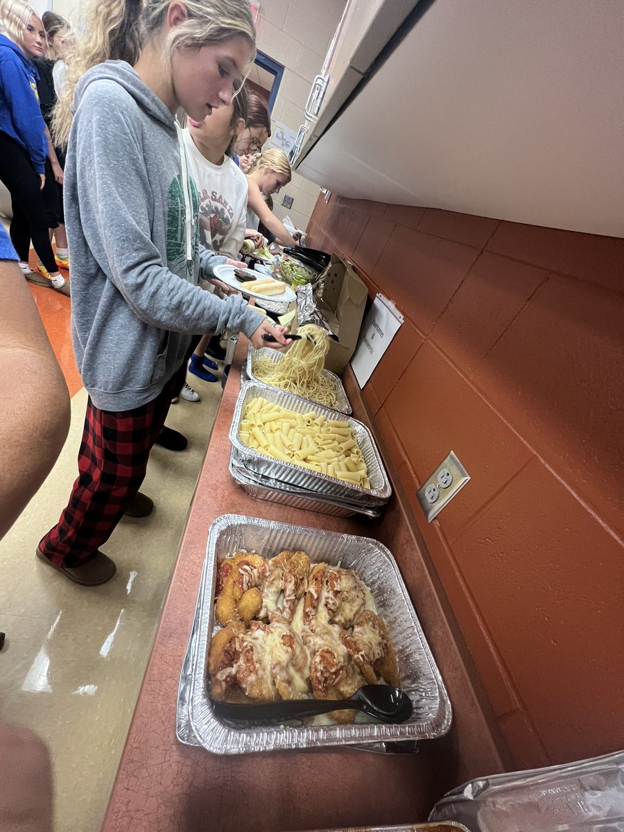 Sending out a few “Thank You”s

⚡️<a href="/AthleticPhilo/">Philo Athletic Boosters</a> for helping provide dinner for the girls tonight!!

💙@J9Beros for the delicious Cake Pops!! 

⚡️<a href="/Philogirlsbball/">Dan Hilty</a> for the hospitality and allowing us to eat in his room.

We’ve got happy, well fed Ladies this evening!!
